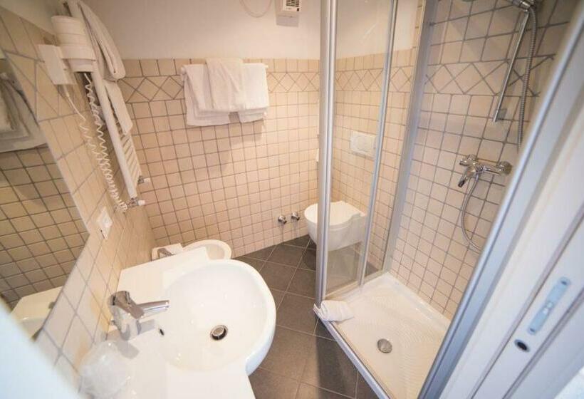 غرفة قياسية رباعية, Due Spade