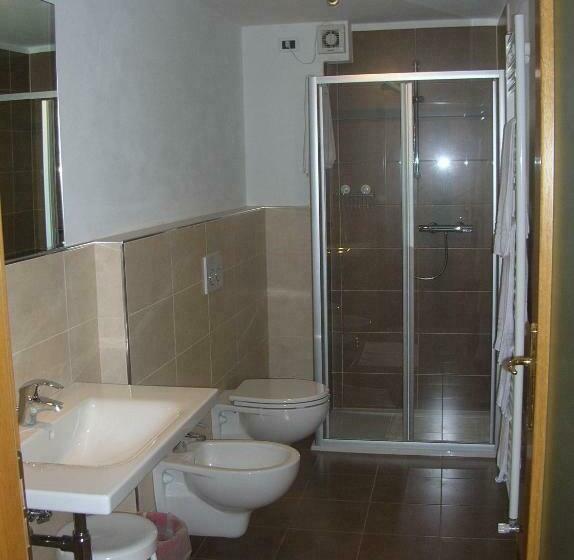 חדר קלאסי לשלושה, Bertoldi