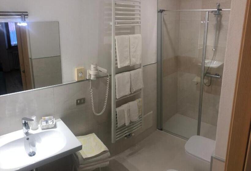 חדר סטנדרט לשלושה, Bertoldi