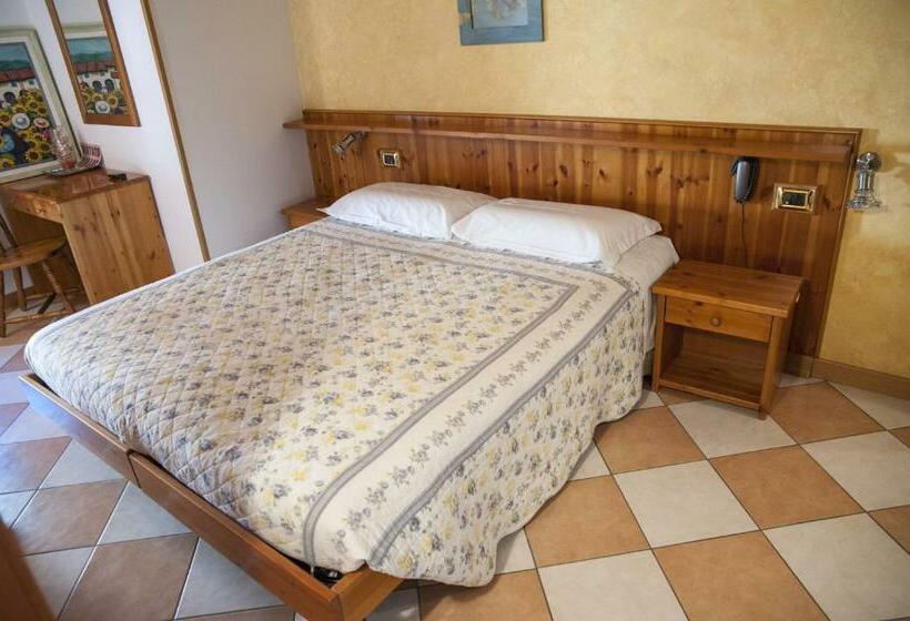 标准三人间, Casa Hellen