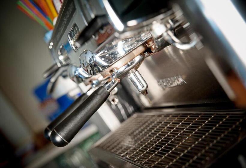 标准三人间, Casa Hellen