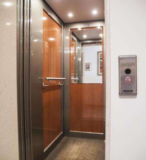 标准三人间, Casa Hellen