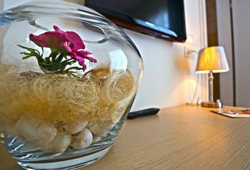 标准三人间, Castiglione