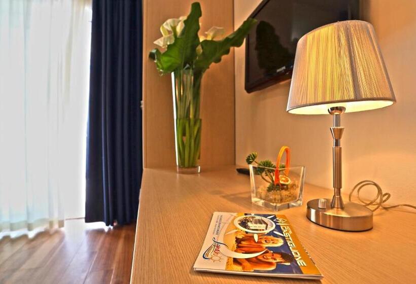 带阳台的三人标准间, Castiglione