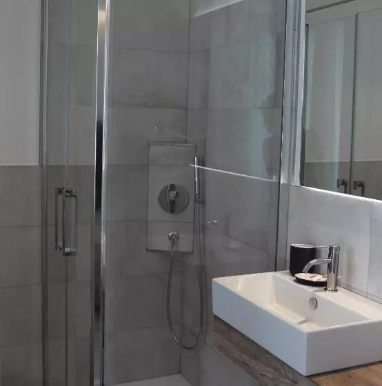 Deluxe Kolmen Hengen Huone, Castiglione