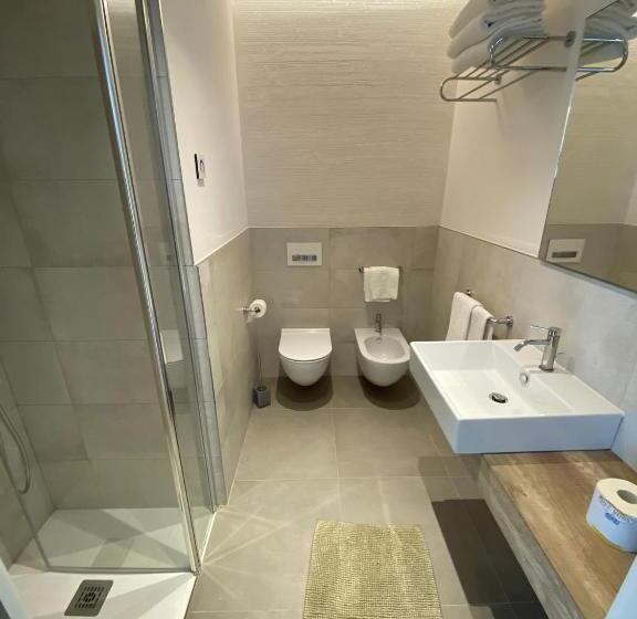 豪华三人间, Castiglione