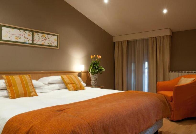 חדר סטנדרט לשלושה, Due Pini