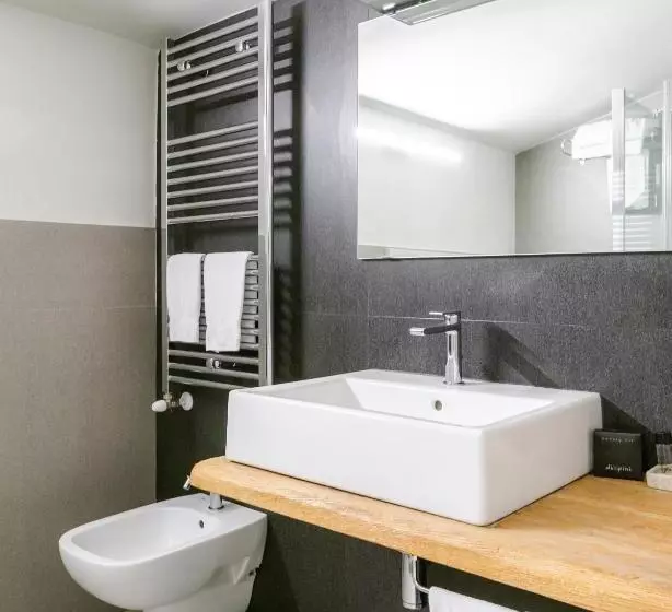 Standard Kolmen Hengen Huone, Due Pini