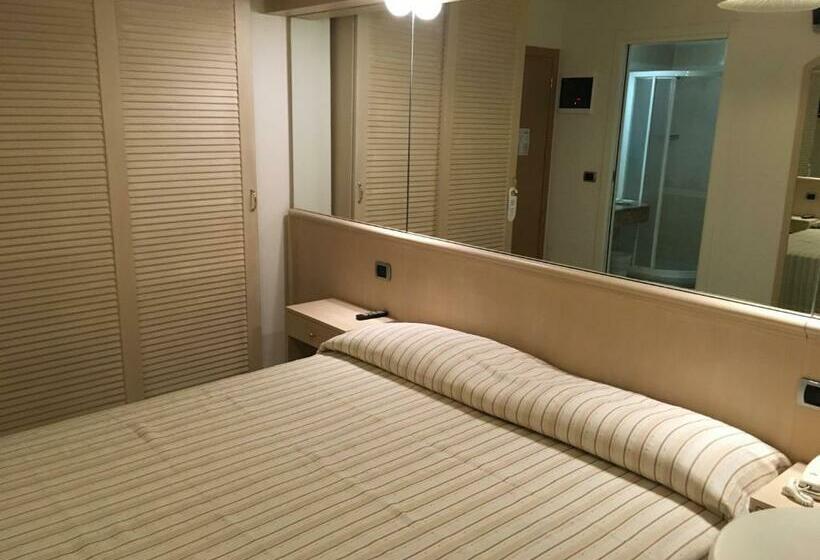 חדר דלוקס לשלושה עם נו לים, Granada