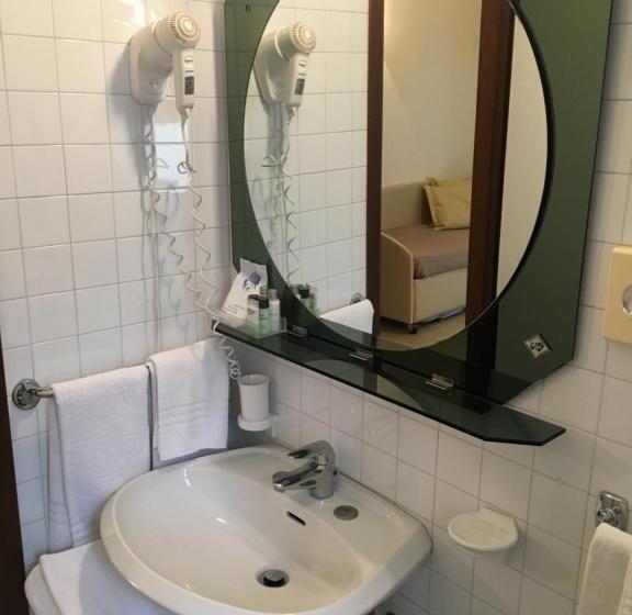 חדר אקונומי לארבעה, Granada