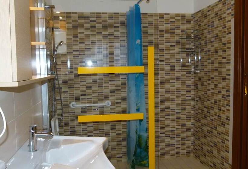 Quarto Triplo Estandar, Ideal Sottomarina