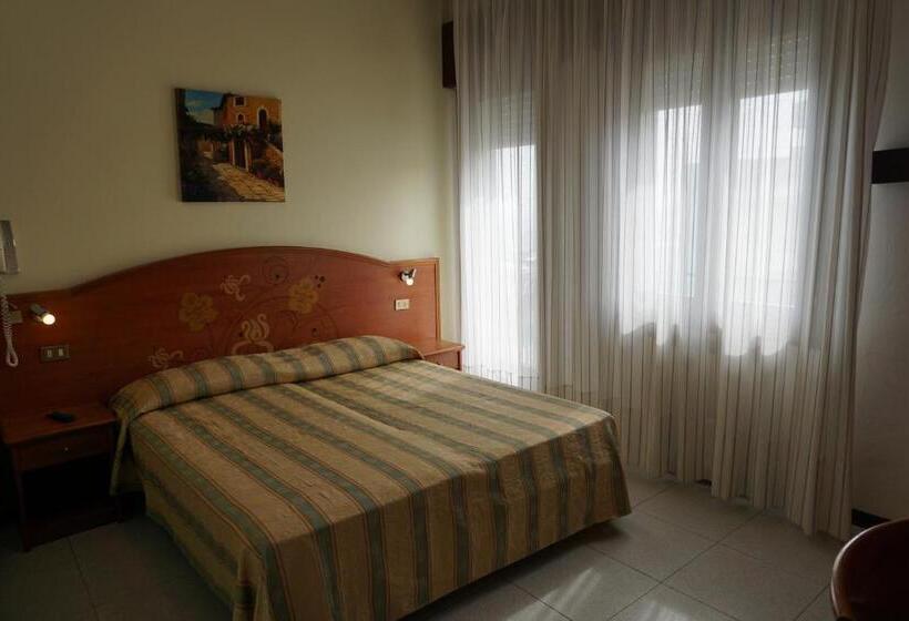 חדר סטנדרט לשלושה עם נוף צדדי לים, Ideal Sottomarina