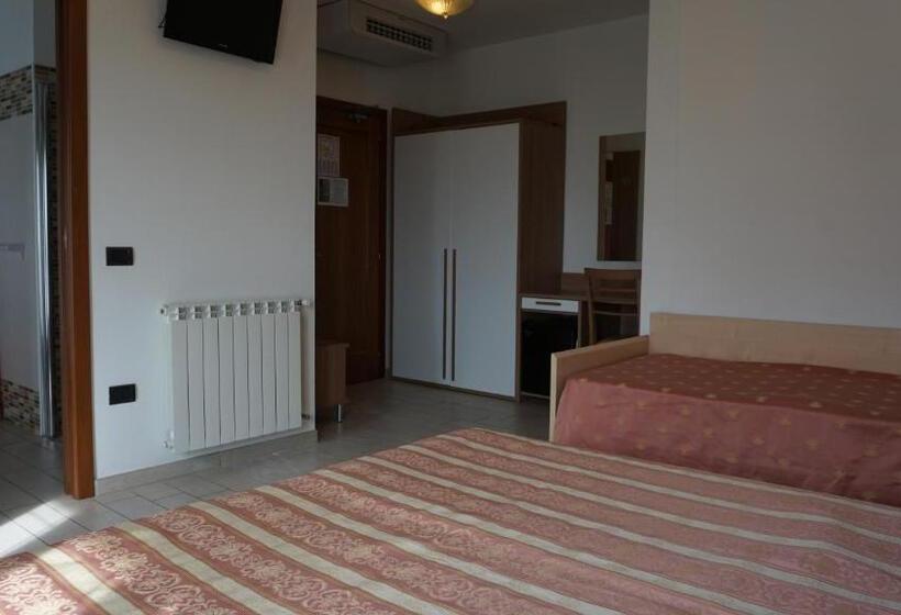 חדר סטנדרט לשלושה עם נוף צדדי לים, Ideal Sottomarina