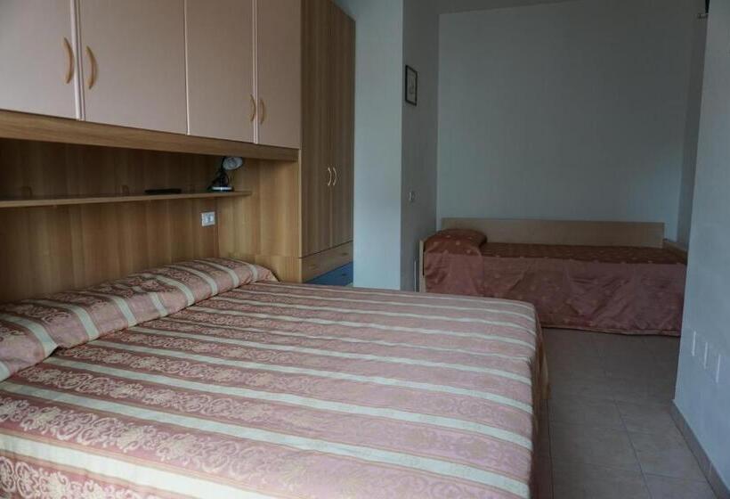 חדר סטנדרט לשלושה עם נוף צדדי לים, Ideal Sottomarina