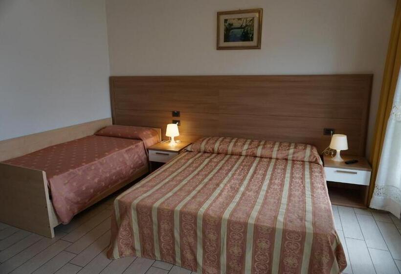 חדר סטנדרט לשלושה עם נוף צדדי לים, Ideal Sottomarina