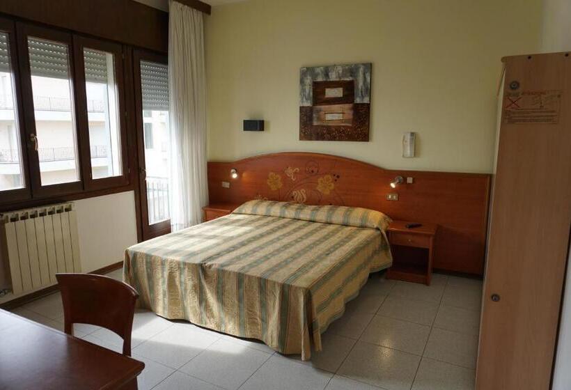 חדר סטנדרט לשלושה עם נוף צדדי לים, Ideal Sottomarina