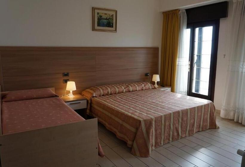 חדר סטנדרט לשלושה עם נוף צדדי לים, Ideal Sottomarina