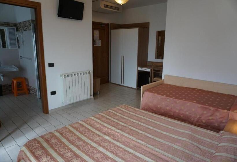 חדר סטנדרט לשלושה עם נוף צדדי לים, Ideal Sottomarina