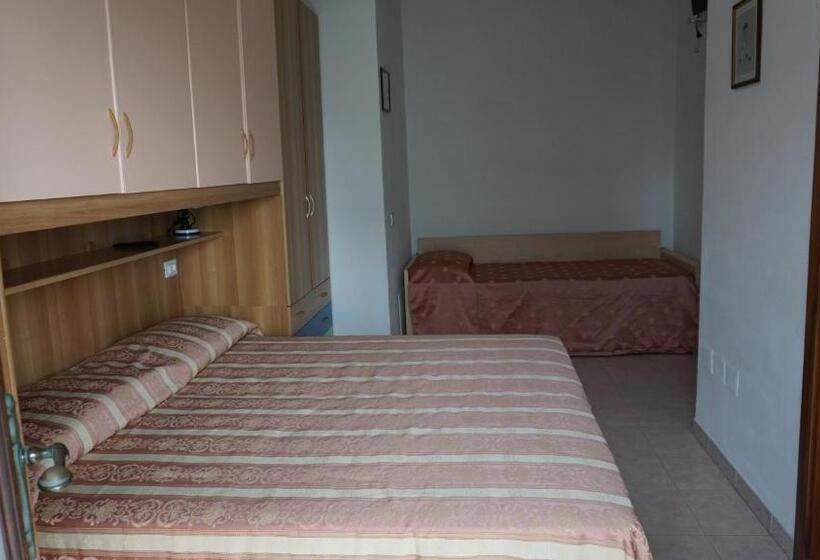 חדר סטנדרט לשלושה עם נוף צדדי לים, Ideal Sottomarina