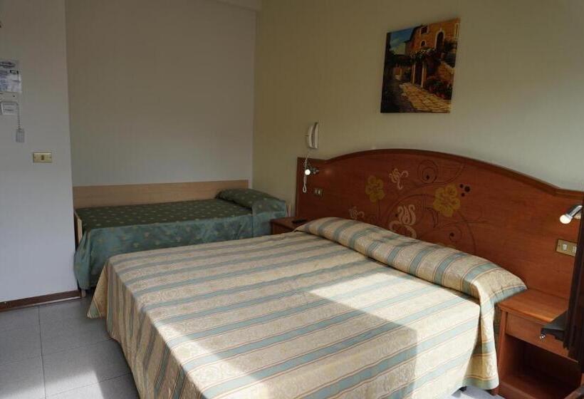 חדר סטנדרט לשלושה עם נוף צדדי לים, Ideal Sottomarina