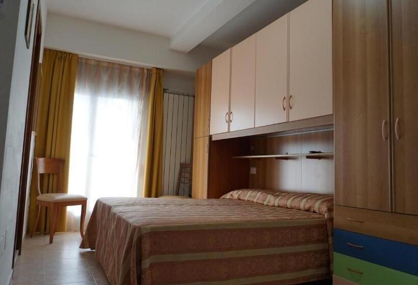 חדר סטנדרט לשלושה עם נוף צדדי לים, Ideal Sottomarina