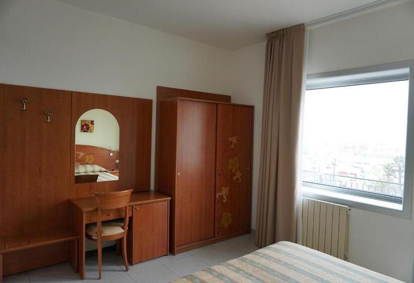 חדר סטנדרט לשלושה עם נוף צדדי לים, Ideal Sottomarina