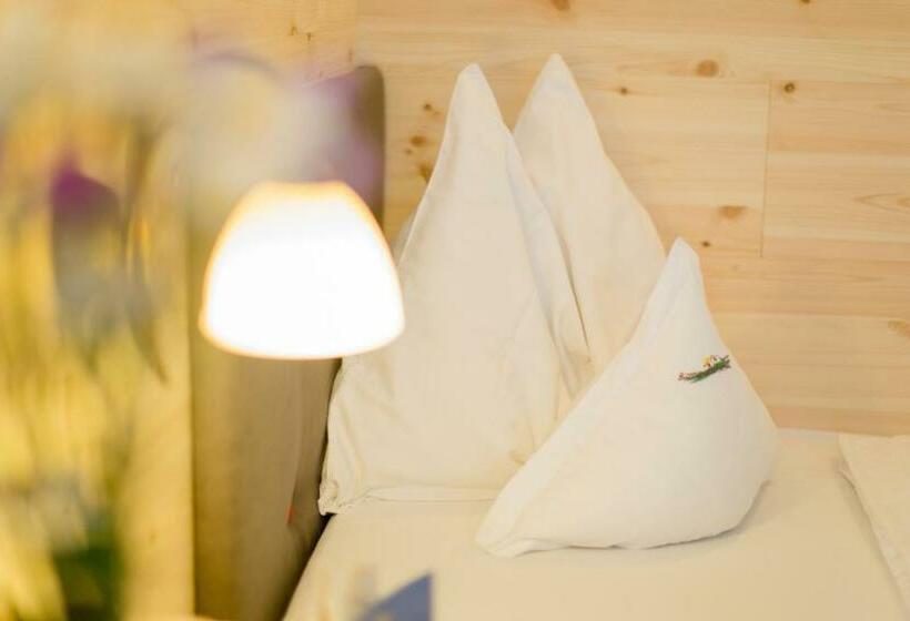 غرفة قياسية فردية, Kompatscherhof