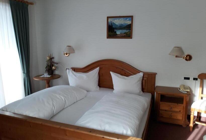 トリプルクラシックルーム, Larch