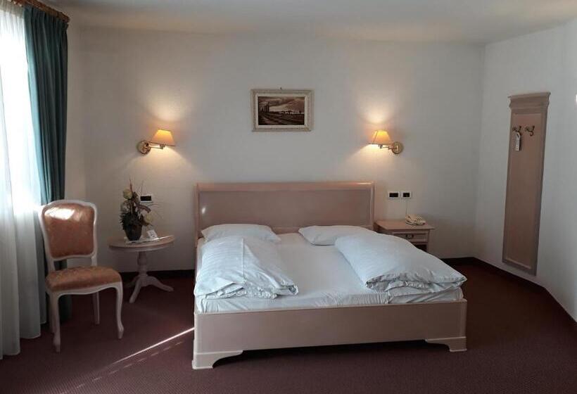 コンフォートトリプルルーム, Larch