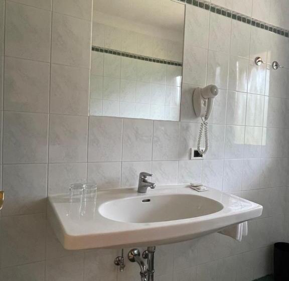 コンフォートトリプルルーム, Larch