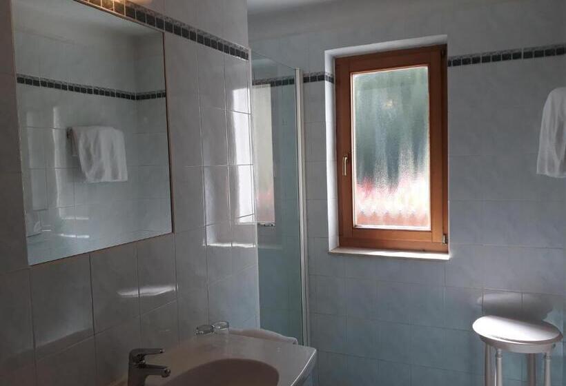 コンフォートトリプルルーム, Larch