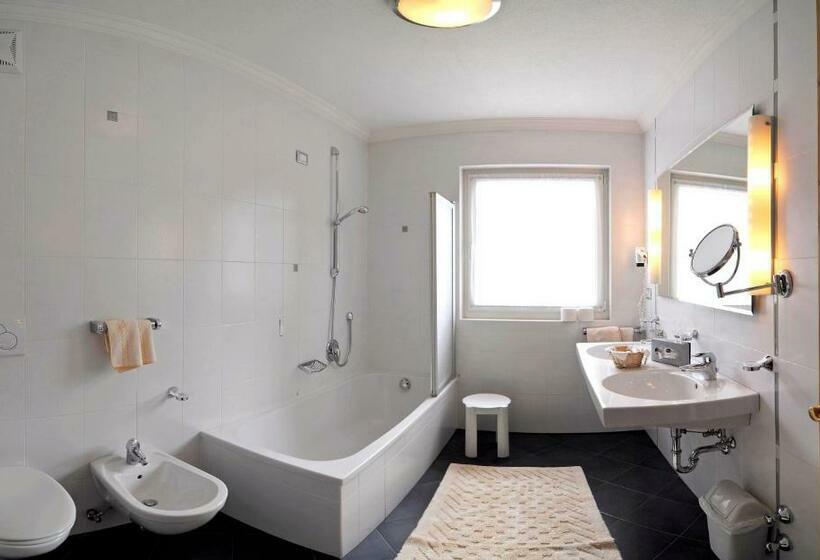 수피리어 룸, Teresa