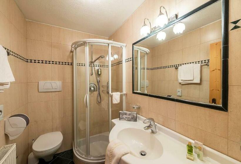 수피리어 룸, Teresa