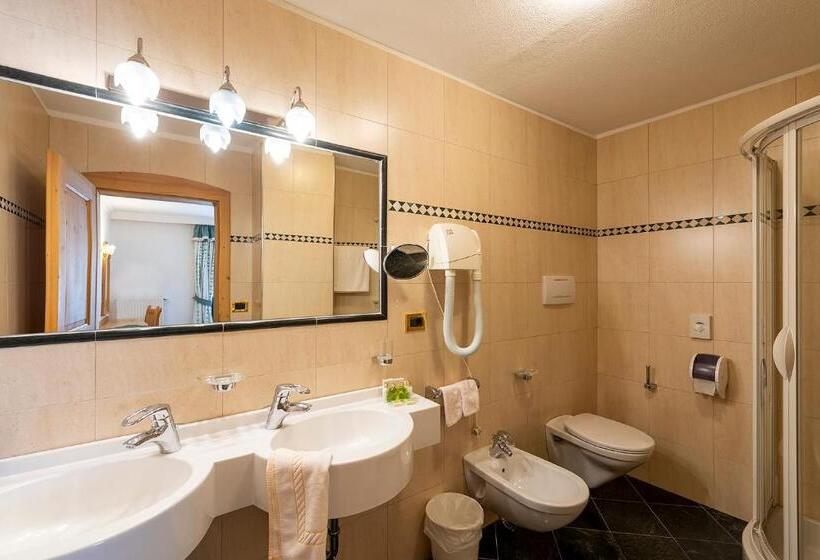 수피리어 룸, Teresa