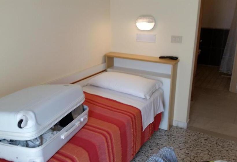 חדר סטנדרט יחיד, Tosi