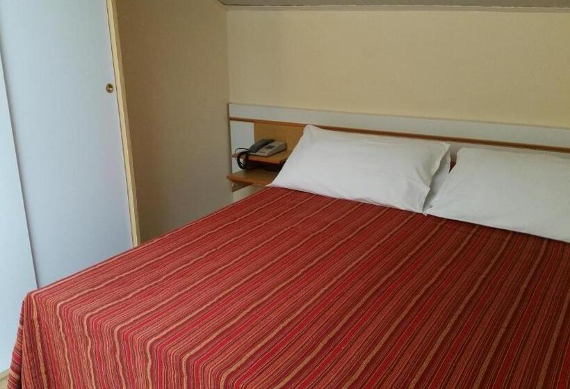 חדר אקונומי לשלושה, Tosi