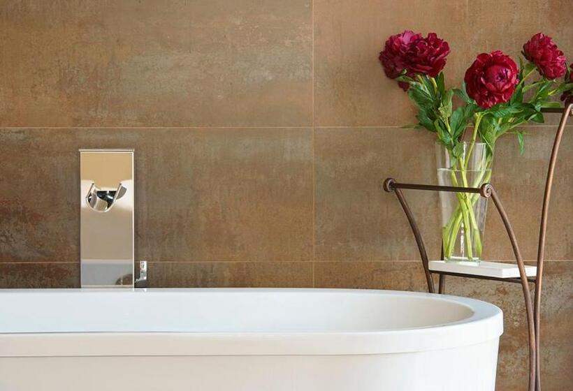 جناح جونيور, Bes Hotel Villa Zoia