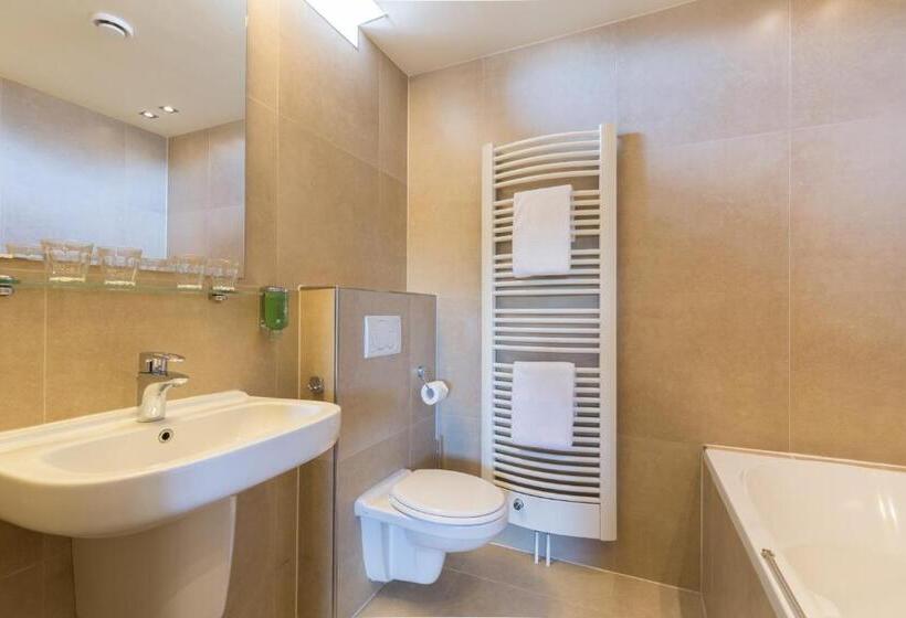 اتاق لوکس چهار تخته, Amrâth Hotel Bigarré