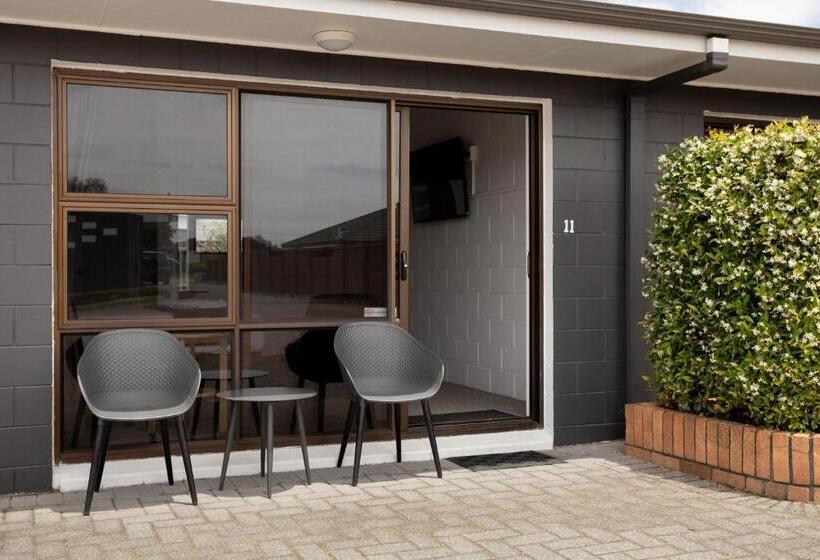 管理人员工作室, Cobblestone Court Motel Wenzel Motels