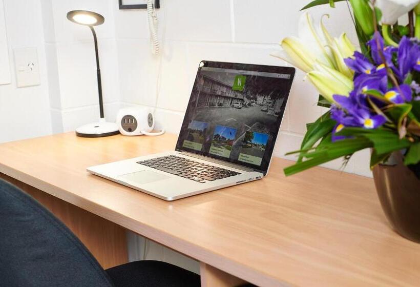 管理人员工作室, Cobblestone Court Motel Wenzel Motels