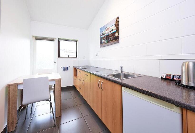 管理人员工作室, Cobblestone Court Motel Wenzel Motels