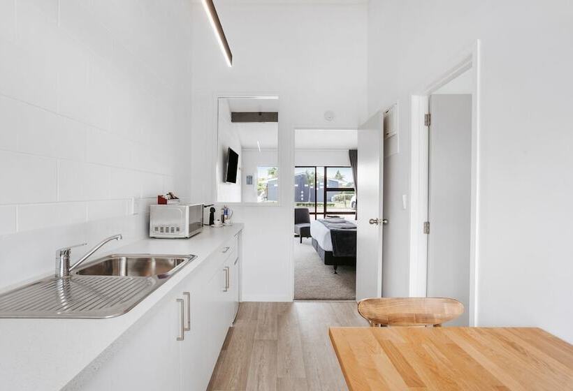 管理人员工作室, Cobblestone Court Motel Wenzel Motels