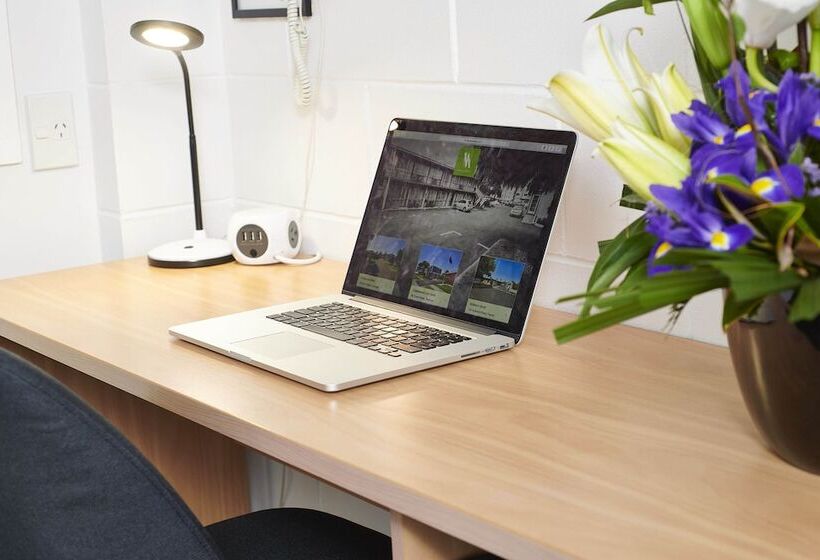 管理人员工作室, Cobblestone Court Motel Wenzel Motels