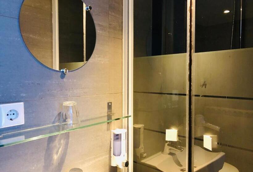 اتاق عادی, De Prince