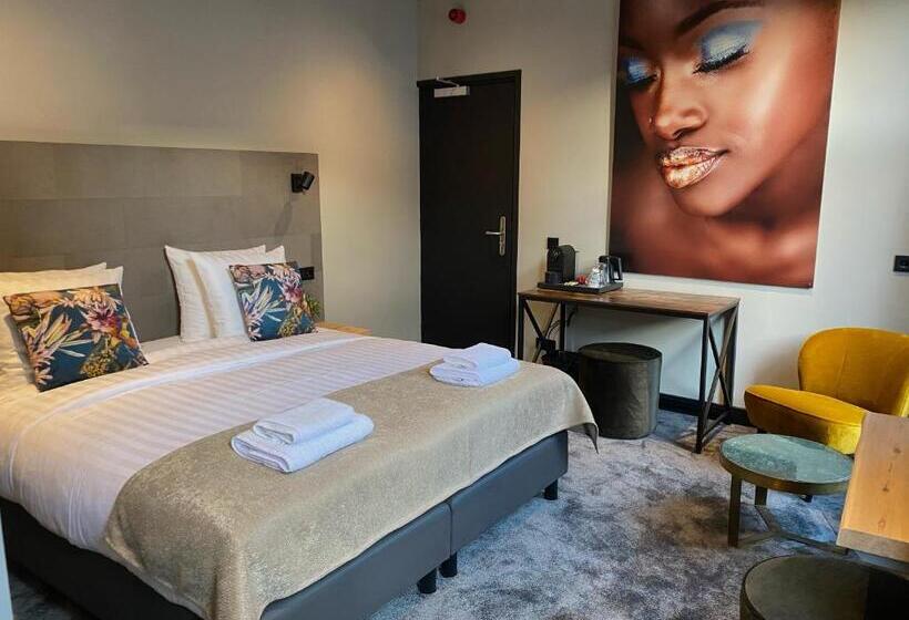 اتاق لوکس, De Prince