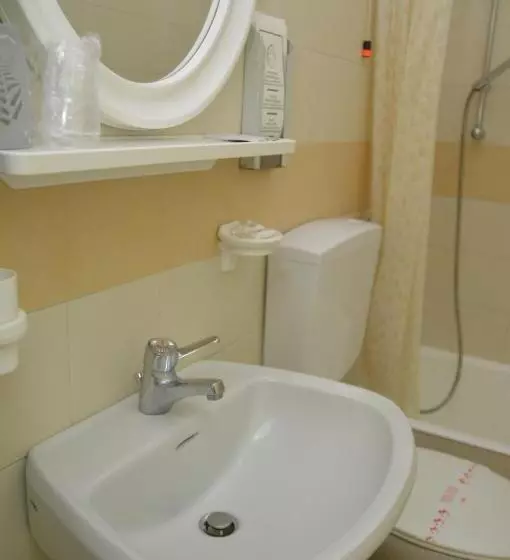 Basic Yhden Hengen Huone, Deutsche Familien