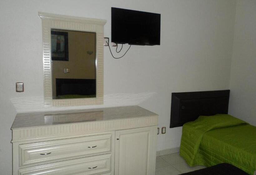 חדר סטנדרט לשלושה, Fernando