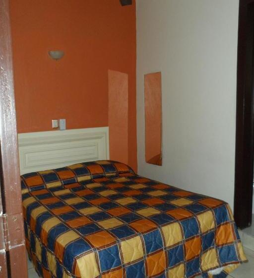 חדר סטנדרט לשלושה, Fernando