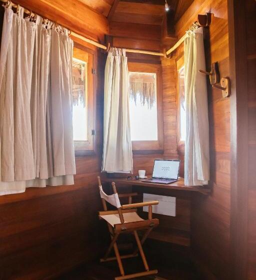 جناح مطلّ علي حمام السباحة, Hurricane Jeri