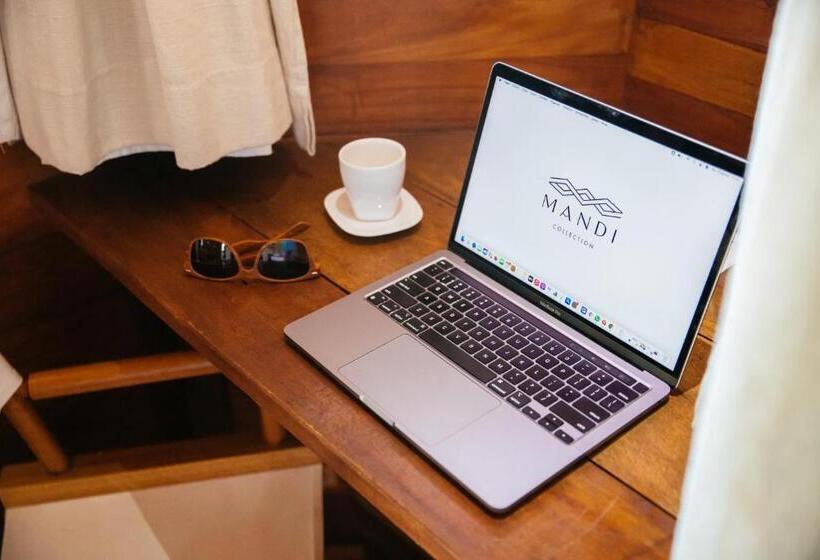 جناح مطلّ علي حمام السباحة, Hurricane Jeri